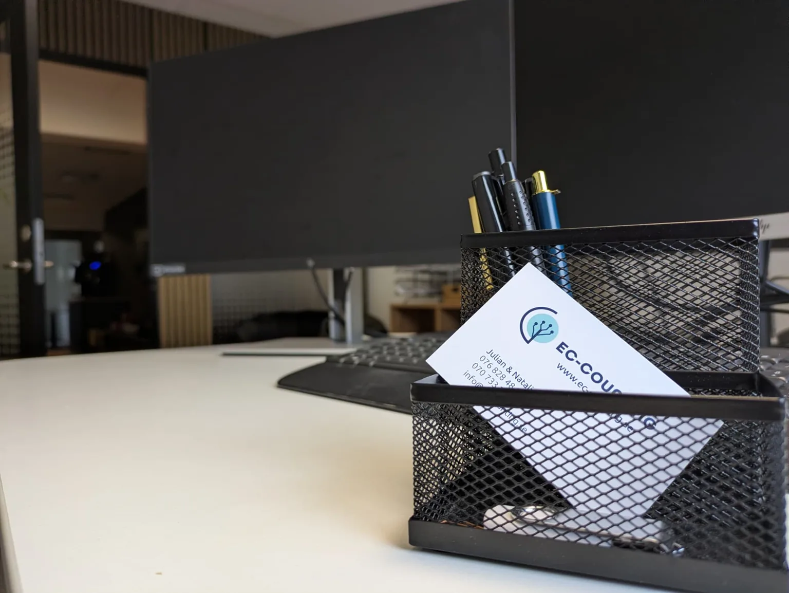 Visitkort från Ec-counting på ett skrivbord på kontoret